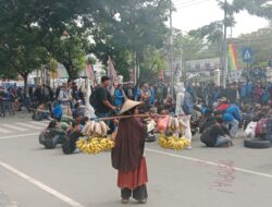 Ina Penjual Pisang Tetap Berdagang di Tengah Aksi Mahasiswa di Palu